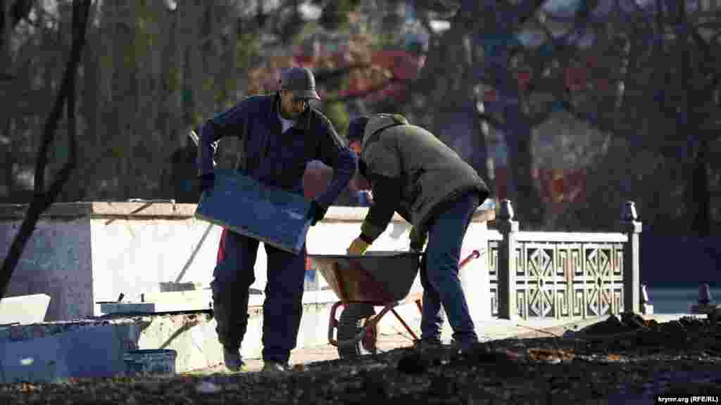 6 грудня генеральний директор ТОВ &laquo;Асгард&raquo; Ігор Анацький повідомив про прийом замовником виконаних робіт. За його словами, повністю завершили очищення русла Салгира і його притоки, встановлення огорож, укладання тротуарної плитки, фарбування бетонних плит і їхня гідроізоляція, а також ремонт мостів та облаштування вуличного освітлення Кореспондент Крим.Реалії прогулявся набережними Салгира і його притоки &laquo;під завісу&raquo; заявленої реконструкції​