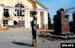 Український військовий біля знищеного пам’ятника Володимиру Леніну на центральній площі в Суджі, Курська область, Росія, 21 серпня 2024 року