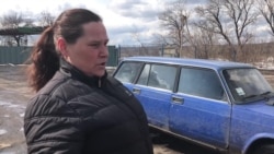 Жителька «сірої зони». КПВВ «Золоте»