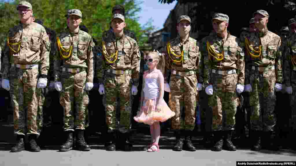 Курсанти Київського коледжу зв&rsquo;язку під час відкриття меморіалу пам&rsquo;яті захисникам Донецького аеропорту &nbsp;&ndash; &laquo;кіборгам&raquo; . Київ, 28 червня 2017 року ПЕРЕГЛЯНЬТЕ ФОТОГАЛЕРЕЮ