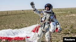 Феликс Баумгартнер жерге ийгиликтүү конду. 