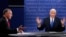 Демократ Тим Кейн (чапда) ва республикачи Майк Пенс (ўнгда) теледебатда қатнашмоқда, 4-октябр, 2016-йил.
