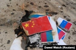 Аскердик төңкөрүшкө каршы нааразылык чарасы маалында хунтаны колдогон Кытай менен Орусиянын желектери өрттөлдү. Лаунглон шаарчасы, Бирма. 2021-жылдын 8-апрели.