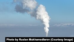 Валящий из промышленной трубы в Усть-Каменогорске дым и плотный смог над городом. 27 ноября 2024 года. Фото Руслана Мухамедиярова 