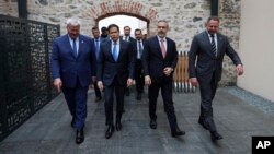 Міністар замежных спраў Украіны Андрэй Сыбіга, дзяржаўны сакратар ЗША Марка Рубіё, міністар замежных справаў Турэччыны Хакан Фідан і кіраўнік Офісу прэзыдэнта Украіны Андрэй Ярмак прыбылі на сустрэчу ў палац Далмабахчэ ў Стамбуле. 16 траўня 2025 году