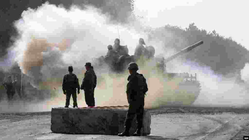 22-август. Орусиялык жоокерлерди Грузиянын аймагынан чыгаруу маалы. Орус танкы Түштүк Осетияга кетип баратат.&nbsp;Гори шаары.&nbsp;