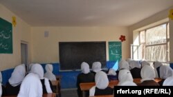 دختران در یک مکتب در ولایت بامیان - عکس از آرشیف جنبه تزئینی دارد