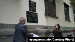 На доме по Абжуйскому шоссе, где с 1968 по 2004 год жил народный поэт Абхазии, установили мемориальную доску