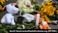 Квіти, свічки і дитячі іграшки: так біля посольства Нідерландів у Києві вшанували четверті роковини трагедії, 17 липня 2018 року