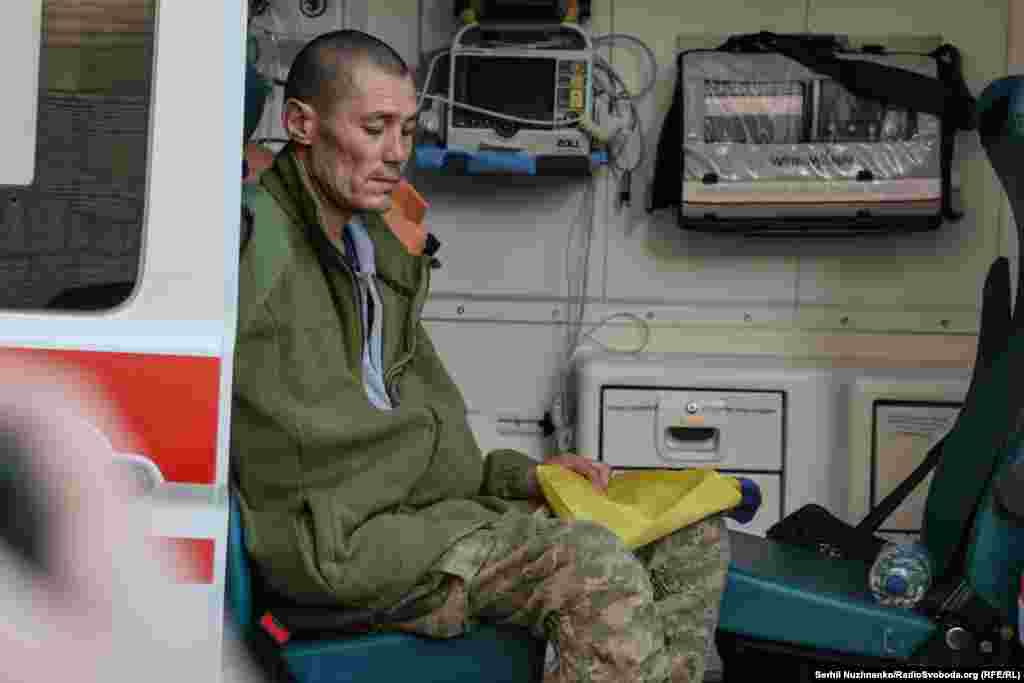 Звільнений з полону український захисник у кареті швидкої допомоги