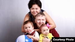 Мердо Маклеад с супругой Гулжамал и детьми.