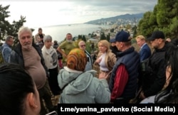 Глава російської адміністрації Ялти Яніна Павленко з жителями Полікурівського пагорба в Ялті, які протестують проти забудови цієї території, жовтень 2025 року