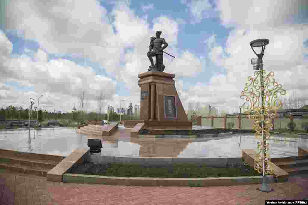 Памятник Бауыржану Момышулы преподнесла Астане Жамбылская область, уроженцем которой и являлся панфиловец Момышулы. Памятник установлен на пересечении одноименного проспекта и улицы Токпанова. Скульптор - Темирхан Колжигит, архитектор - Бахытжан Сыздыков.