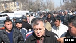 Март ыңкылабынын беш жылдыгын майрамдоо алдында "Ак шумкар" партиясынын мүчөлөрүн  көчө акциясынын учурунда милиция кармап кетти.