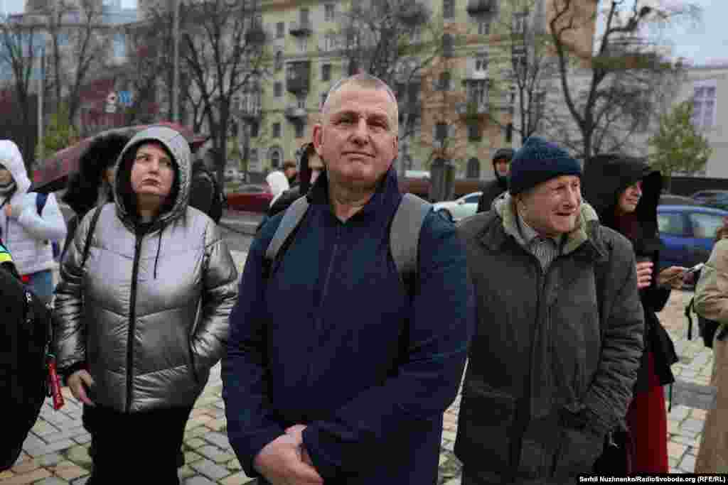 “Boş kürsüler” aktsiyasında apisten azat etilgen Mıkola Semena, Vladıslav Yesıpenko, Maksım Bütkevıç, Dmıtro Hılük, Leniye Umerova, Yuliya “Tayra” Payevska iştirak ettiler. Kyiv, 2025 senesi noyabrniñ 15-i. Fotoresimde jurnalistler: Qırım.Aqiqat müellifi (Azatlıq Radiosınıñ leyhası) Mıkola Semena (sağdan) ve Qırım.Aqiqatnıñ serbest hadimi Vladıslav Yesıpenko (ortada)