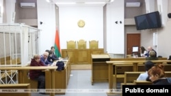 Ілюсторацыйнае фота. Завочны суд над Сьвятланай Ціханоўскай і Паўлам Латушкам, студзень 2023 году.