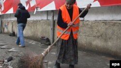 Проблема дефицита бункеров и уборочной техники имеет исключительно финансовую подоплеку, решить ее намного легче, чем привить людям представление о том, что лень и нечистоплотность – постыдны