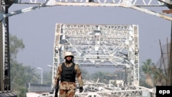 Все попытки Вашингтона изменить ситуацию в Ираке пока не дали результата. Мост через Тигр в Багдаде, разрушенный сегодня утром