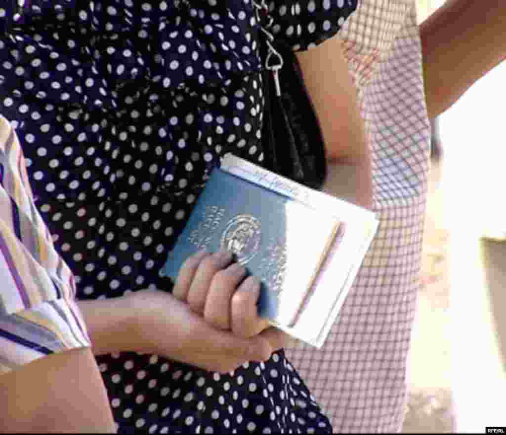 Шайлоочулар тизмесине 2 млн.718 миң, 818 атуул кирген.  - Kyrgyzstan - Day of presidential elections in Kyrgyzstan. 23July2009