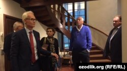 Бывший исполнительный директор компании Telia Ларс Нюберг (второй справа) и экс-финансовый директор и вице-президент Telia Теро Кивисаари (первый слева) в здании суда Стокгольма.