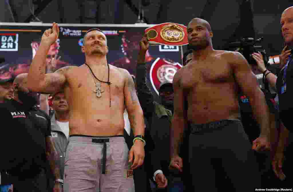 Усик и Даниэль Дюбуа на взвешивании 18 июля. Усик заявил, что на фоне продолжающегося российского вторжения его прежде всего мотивирует вдохновение, которое, как он чувствует, дарит своим соотечественникам: «Я боксирую не ради пояса, я боксирую ради всех, кто защищает нашу страну, и в память о тех воинах, которых больше нет с нами»