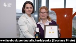 Сьвятлана Ціханоўская і Натальля Гардзіенка на ўручэньні мэдаля Францішка Скарыны