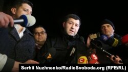 Роман Насіров під час розмови з журналістами біля Лук’янівського СІЗО
