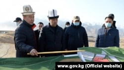Президент Садыр Жапаров «Жогорку Нарын ГЭС каскады» ишканасында. Архивдик сүрөт. 2020-жылдын 9-ноябры. 