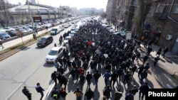 Վարչապետ Նիկոլ Փաշինյանն իր աջակիցների հետ երթ է իրականացնում Երևանում, 25-ը փետրվարի, 2021թ.