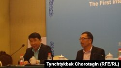 Бээжин шаарында 2015-жылдын тогуздун айынын 19-20унда өткөрүлгөн “Жуңгодогу  уйгур дастандары боюнча эл аралык туңгуч илимий жыйынга” катышкан профессор Адыл Жуматурду (солдо) жана Йусуп Исак. 20.10.2015.