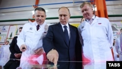 Владимир Путин (ортодо) жана Анатолий Чубайс (оң жакта) "Роснано" мамлекеттик ишканасында. Архивдик сүрөт.