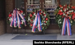 Вхід до будівлі Чеського радіо, де 57 років тому неозброєні люди протистояли радянським танкам