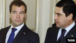 Türkmenistanyň prezidenti Gurbanguly Berdimuhamedow (sagda) we Orsýetiň prezidenti Dmitriý Medwedew Türkmenbaşy şäherinde, 2010-njy ýylyň 22-nji oktýabry.