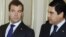 Türkmenistanyň prezidenti Gurbanguly Berdimuhamedow (sagda) we Orsýetiň prezidenti Dmitriý Medwedew Türkmenbaşy şäherinde, 2010-njy ýylyň 22-nji oktýabry.