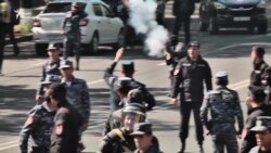 Ескалація конфлікту у Єревані: масові сутички між протестувальниками і силовиками (відео)