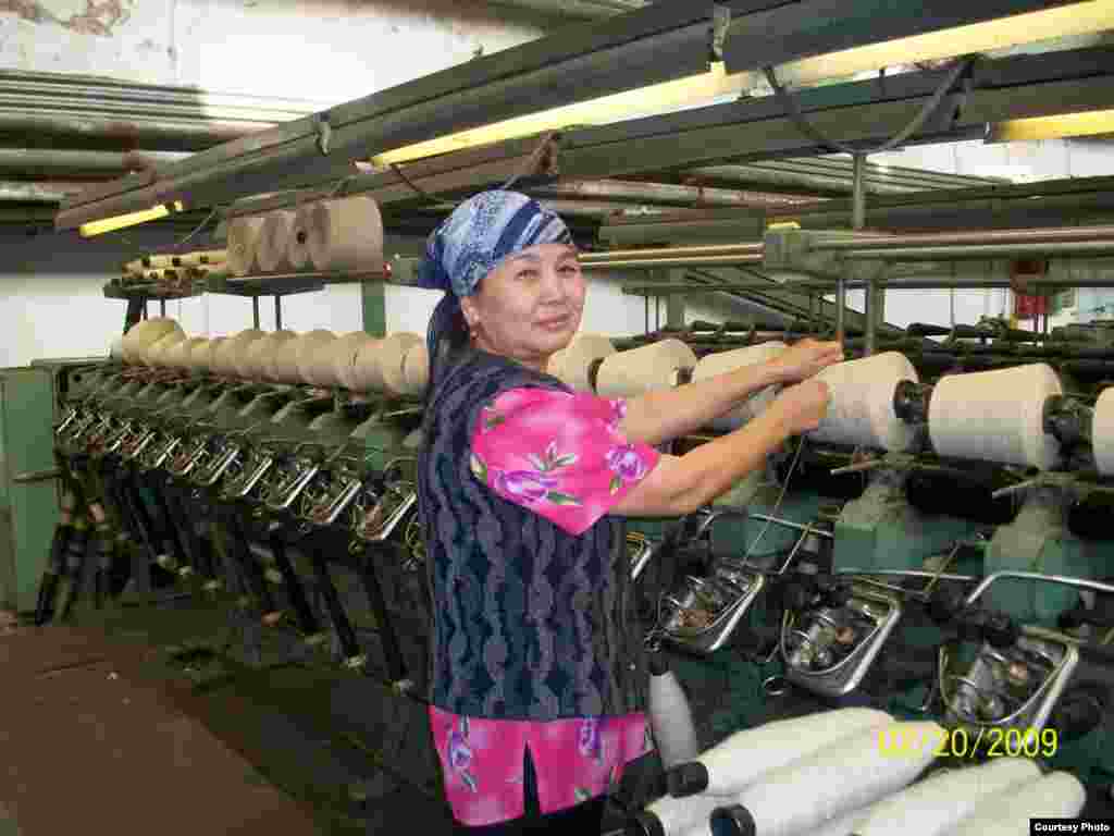 Жыпаркул Азыкбекова. Кыргыз комволдук нооту комбинатында 30 жылдан бери оператор болуп эмгектенет. Комбинаттан кездемелер, трикотаж комбинатына керектелүүчү токуучу жиптер даярдалат.&nbsp;