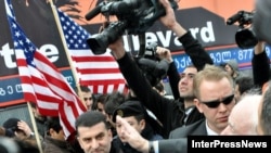 Վրաստան -- Ժողովուրդը ողջունում է սենատոր Ջոն ՄըքՔեյնին (աջից), ում Վրաստանի ազգային հերոսի կոչում է շնորհվել, 11-ը հունվարի, 2010թ.