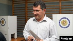 Армен Мартиросян голосует на избирательном участке N 6/26, Ереван, 5 мая 2013 г.  