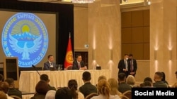 Жолугушууда тартылган сүрөт.