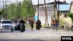 Berdimuhamedowyň pikiriçe, welaýat, etrap ýolbaşçylary, häkimler we häkimlikleriň işgärleri obalardaky ýagdaýa ýeterlik üns bermeýärler.