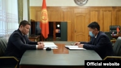 Президенттин милдетин аткаруучу,  парламент спикери Талант Мамытов «Улуттук энергохолдинг» мамлекеттик ишканасынын төрагасы Нурбек Козубековду кабыл алды. 23-ноябрь, 2020-жыл. 