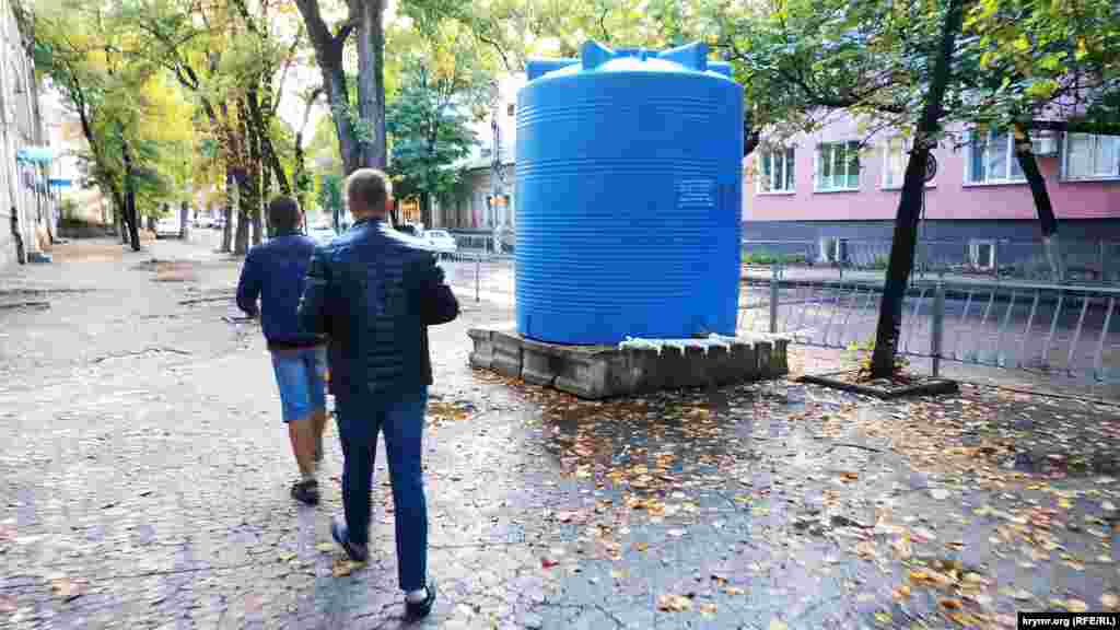 Резервуар із водою на вулиці Жуковського