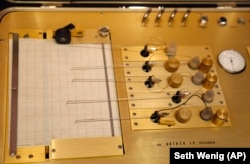 Стары дэтэктар хлусьні выстаўлены ў інтэрактыўным шпіёнскім музэі Spyscape у Нью-Ёрку, фота: 12 лютага 2018 году