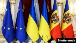 Державні стяги України, Молдови та прапори Євроcоюзу під час дипломатичного заходу в Києві, 2023 року