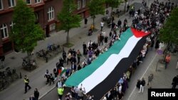 Швецияда газалыктарды колдоп митингге чыккандар. 