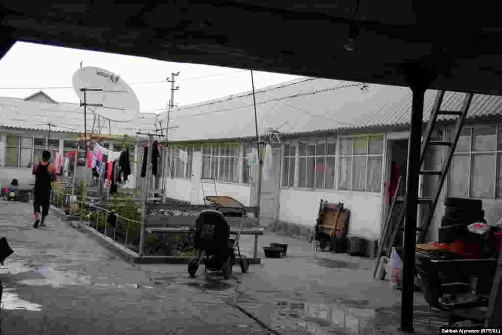 Айрым короолордо айланта салынган жыйырма чакты ижара бар. Эң кеминде ар бир бөлмөдө үчтөн киши жашайт. 