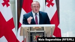 Президент Георгий Маргвелашвили принял решение в пользу противников переноса принятия поправок, однако предложил парламентариям принять поправки не сейчас, а 1 декабря