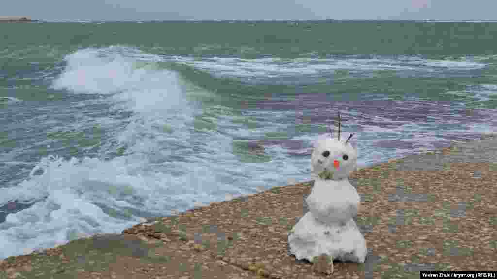 А на набережній Севастополя хтось зліпив міні-сніговичка. Інші фото засніженого Севастополя дивіться у нашій фотогалереї