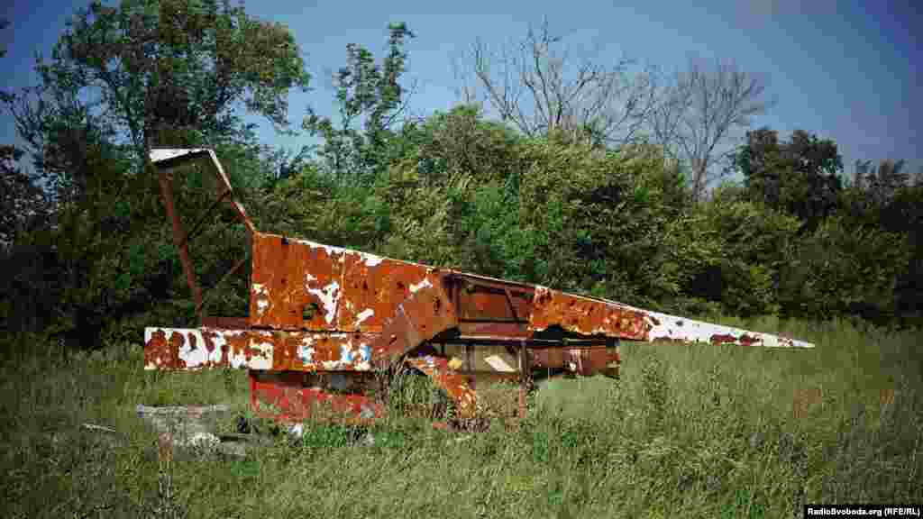 Стела на в&rsquo;їзді в аеропорт, що імітувала літак, вказує напрям повороту з боку Луганської траси до аеропорту