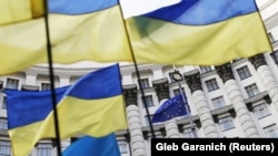 Близько 100 громадських активістів та місцевих депутатів вийшли під стіни уряду в Києві